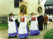 Dziewczyny z Zespołu noszą jeden z parafialnych feretronów. Dziewczyny z Zespołu noszą jeden z parafialnych feretronów.
